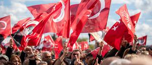 Menschen halten türkische Flaggen während einer Kundgebung zum 21. außerordentliche Kongress der Republikanischen Volkspartei (CHP) im Juli.