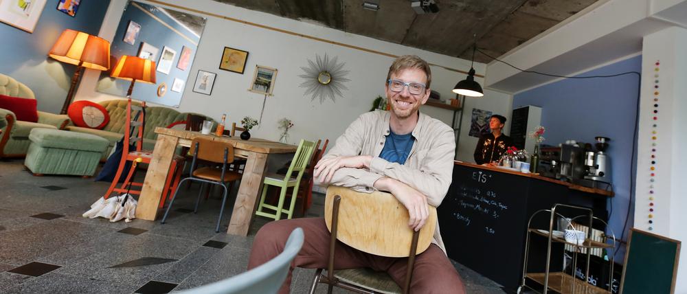 Martin Schulte leitet das Café Laika im Rechenzentrum. Vor allem Besucher des benachbarten Spielplatzes freuen sich über das Angebot.