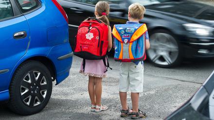 Schulkinder müssen sich ihren Weg oft durch Autos hindurch bahnen.