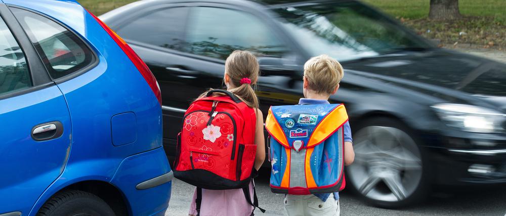 Schulkinder müssen sich ihren Weg oft durch Autos hindurch bahnen.