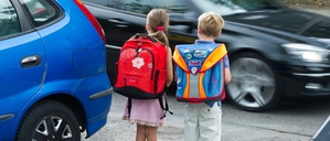 Schulkinder müssen sich ihren Weg oft durch Autos hindurchbahnen.