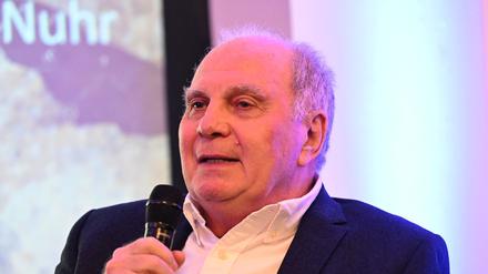 Uli Hoeneß hält die jüngsten Entwicklungen auf dem Transfermarkt für „gaga“.