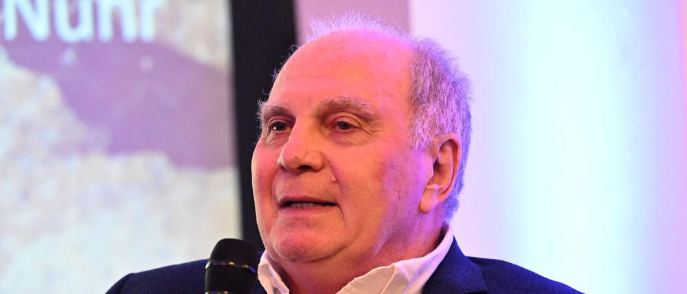 Uli Hoeneß hält die jüngsten Entwicklungen auf dem Transfermarkt für „gaga“.