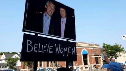 Ein Protestplakat zu Donald Trump und Jeffrey Epstein hängt in Rochester.