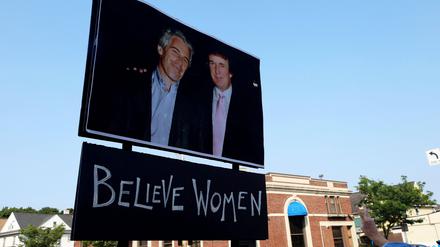 Ein Protestplakat zu Donald Trump und Jeffrey Epstein hängt in Rochester. 