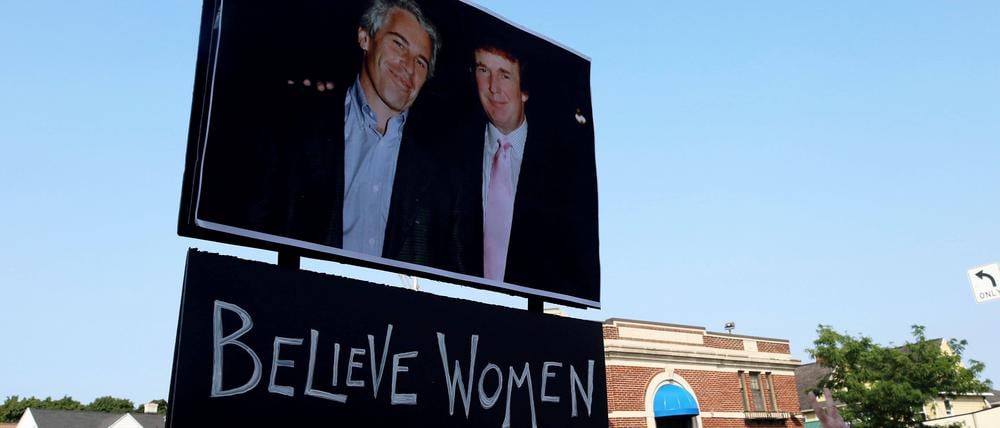 Ein Protestplakat zu Donald Trump und Jeffrey Epstein hängt in Rochester.