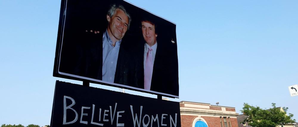 Ein Protestplakat zu Donald Trump und Jeffrey Epstein hängt in Rochester.