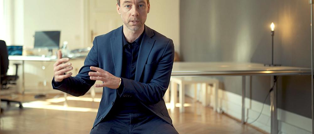 Die Doku läuft am Mittwoch im Ersten - zu Wort kommt unter anderem Politikberater Johannes Hillje.