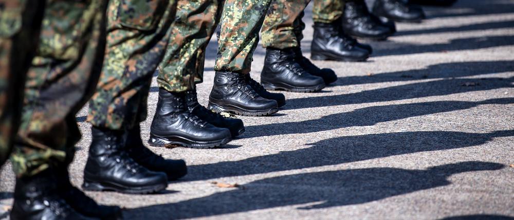 Soldaten der Bundeswehr stehen auf dem Appellplatz. (Archivbild)