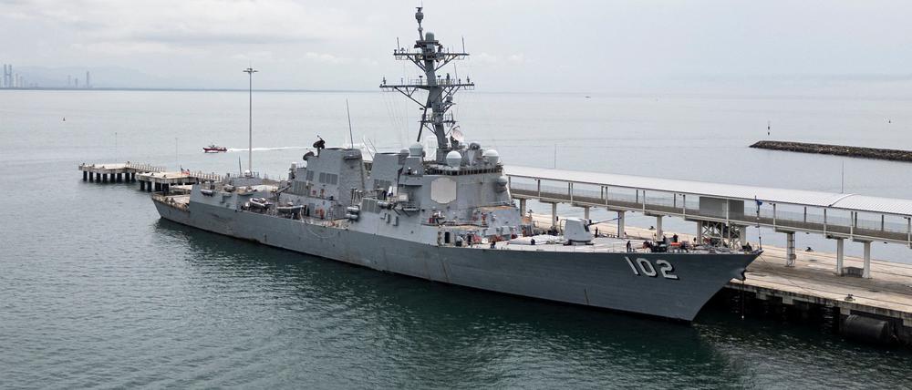 Das US-Kriegsschiff USS Sampson (DDG 102) dockt in Panama City.