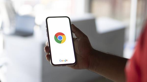 Das Google Chrome Logo auf einem Smartphone. (Symbolbild)