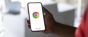 Das Google Chrome Logo auf einem Smartphone. (Symbolbild)