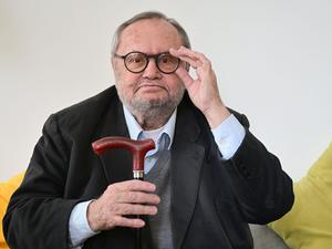 Als scharfsinniger Grantler eine Institution. Der Wiener Essayist Franz Schuh.