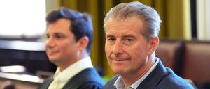 Der Mitkläger Stephan Hensel (rechts), ehemaliger Ehemann der Angeklagten Christina Block und Vater ihrer Kinder, sitzt neben seinem Anwalt Philip von der Meden.