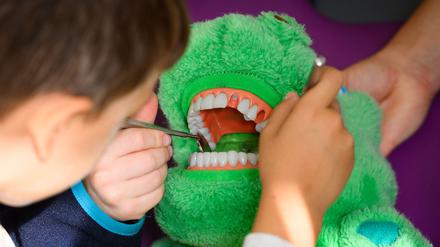 Bis zu ihrem sechsten Lebensjahr können Kinder sechs kostenfreie Früherkennungsuntersuchungen nutzen. (Archivbild)