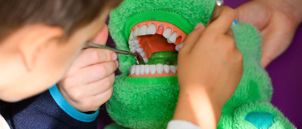 Bis zu ihrem sechsten Lebensjahr können Kinder sechs kostenfreie Früherkennungsuntersuchungen nutzen. (Archivbild)
