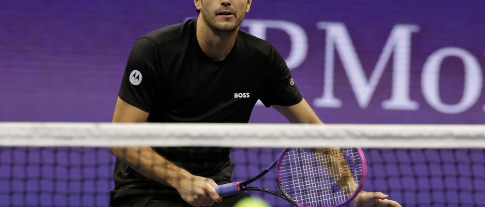 Das Stirnband sitzt falsch: US-Profi Taylor Fritz bei seiner Viertelfinal-Niederlage gegen Novak Djokovic.