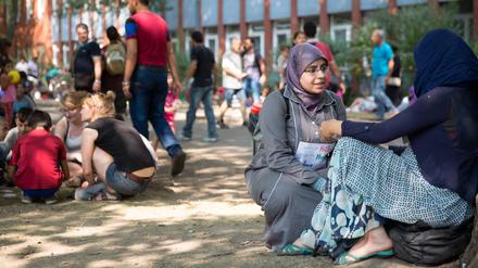 Flüchtlinge warten vor LaGeSo Berlin Angespannte Lage der Flüchtlinge vor dem Berliner Landesamt für Gesundheit und Soziales (LaGeSo) in Moabit.