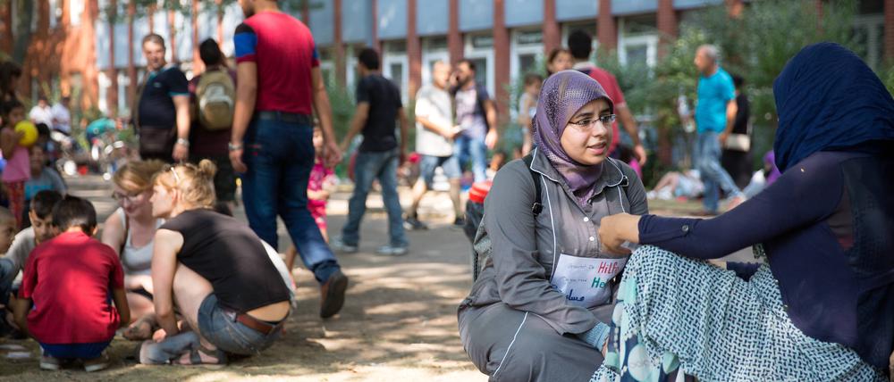 Flüchtlinge warten vor LaGeSo Berlin Angespannte Lage der Flüchtlinge vor dem Berliner Landesamt für Gesundheit und Soziales (LaGeSo) in Moabit.