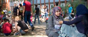 Flüchtlinge warten vor LaGeSo Berlin Angespannte Lage der Flüchtlinge vor dem Berliner Landesamt für Gesundheit und Soziales (LaGeSo) in Moabit.