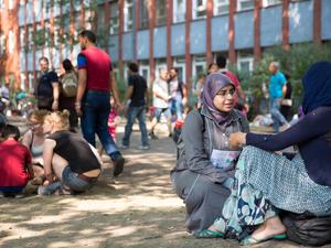 Flüchtlinge warten vor LaGeSo Berlin Angespannte Lage der Flüchtlinge vor dem Berliner Landesamt für Gesundheit und Soziales (LaGeSo) in Moabit.