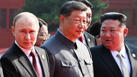 Der russische Präsident Wladimir Putin, der chinesische Präsident Xi Jinping und Nordkoreas Führer Kim Jong Un bei einer Militärparade zum 80. Jahrestag des Sieges in Peking, China.