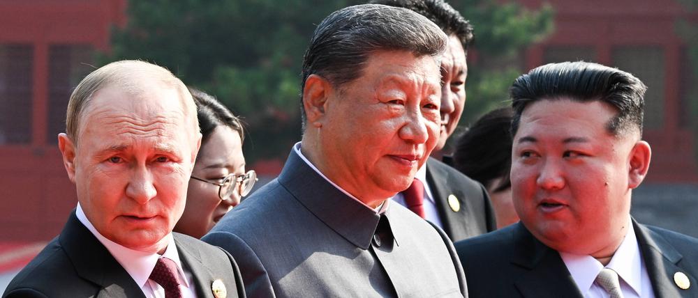Der russische Präsident Wladimir Putin, der chinesische Präsident Xi Jinping und Nordkoreas Führer Kim Jong Un bei einer Militärparade zum 80. Jahrestag des Sieges in Peking, China.