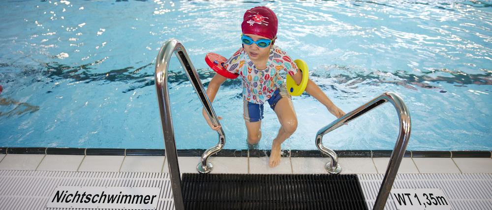 Kinder nehmen an einem Schwimm-Intensivkurs im Stadtbad Tiergarten teil. In den ersten fünf Ferienwochen haben genau 2.330 Kinder teilgenommen und insgesamt 700 Seepferdchen, 745 Bronze- und 207 Silber-Abzeichen abgelegt.