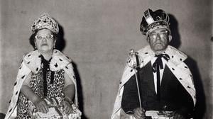 Diane Arbus betitelte ihre Bilder mit faktischen Informationen zu den Porträtierten: „The King and the Queen of a Senior Citizen Dance, NYC, 1970“.