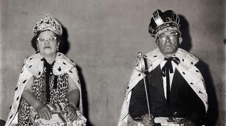 Diane Arbus betitelte ihre Bilder mit faktischen Informationen zu den Porträtierten: „The King and the Queen of a Senior Citizen Dance, NYC, 1970“.