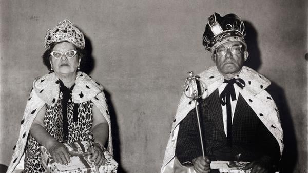 Diane Arbus betitelte ihre Bilder mit faktischen Informationen zu den Porträtierten: „The King and the Queen of a Senior Citizen Dance, NYC, 1970“.
