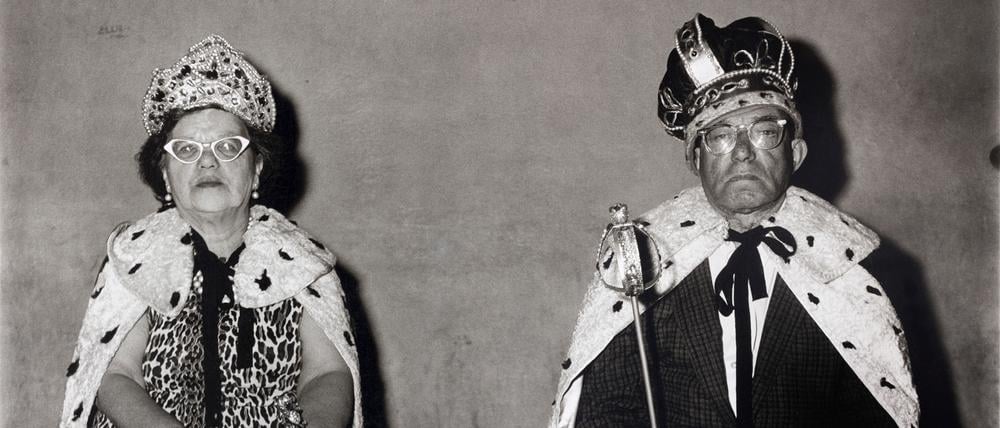 Diane Arbus betitelte ihre Bilder mit faktischen Informationen zu den Porträtierten: „The King and the Queen of a Senior Citizen Dance, NYC, 1970“.