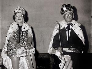 Diane Arbus betitelte ihre Bilder mit faktischen Informationen zu den Porträtierten: „The King and the Queen of a Senior Citizen Dance, NYC, 1970“.