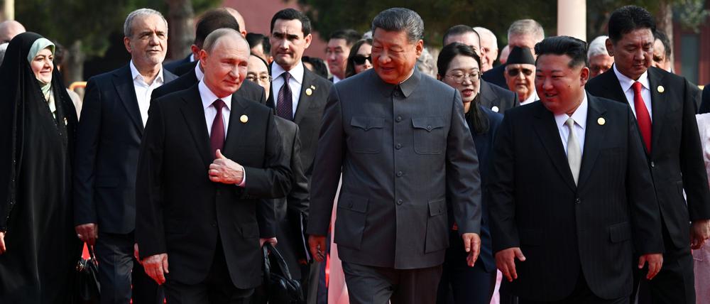Der russische Präsident Wladimir Putin, der chinesische Präsident Xi Jinping und der nordkoreanische Machthaber Kim Jong Un kommen zu einer Militärparade anlässlich des 80. Jahrestages der Kapitulation Japans im Zweiten Weltkrieg.
