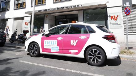 Ein Auto des Ärztlichen Bereitschaftsdiensts der KV Berlin.