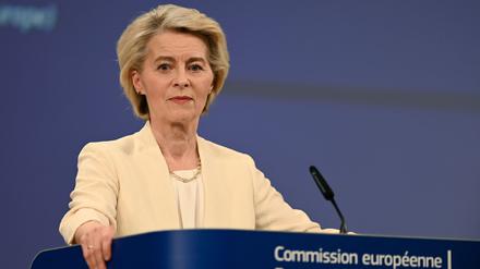 Ursula von der Leyen, EU-Kommissionspräsidentin, spricht bei einer Pressekonferenz. 