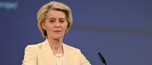 Ursula von der Leyen, EU-Kommissionspräsidentin, spricht bei einer Pressekonferenz.