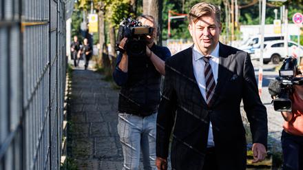 Der AfD-Bundestagsabgeordnete Maximilian Krah auf dem Weg zum Prozess gegen seinen ehemaligen Mitarbeiter.
