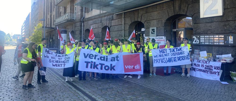 Fotos vom dritten Streiktag bei TikTok in Berlin.