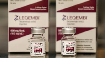 Leqembi enthält den Antikörper Lecanemab. Es ist einer der ersten Wirkstoffe, die Beta-Amyloid-Ablagerungen im Gehirn abbauen.