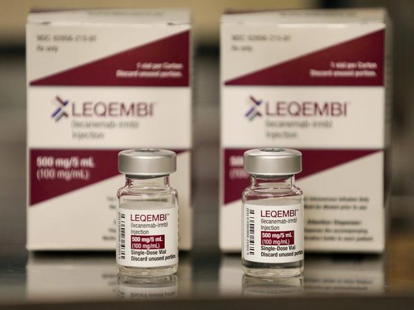 Syndication: The Courier-Journal Vials of Leqembi, a new form of treatment for early-onset Alzheimers. This is the FIRST FDA-approved Alzheimer s drug. Lecanemab slows the progress of Alzheimers disease by dissolving plaques that can build up between brain cells, or neurons, and are widely thought to cause Alzheimers symptoms. More technically, it is a monoclonal antibody targeting beta-amyloid. Friday, September 8, 2023 , EDITORIAL USE ONLY PUBLICATIONxINxGERxSUIxAUTxONLY Copyright: xMichaelxClevenger/CourierxJournalx 21369654
