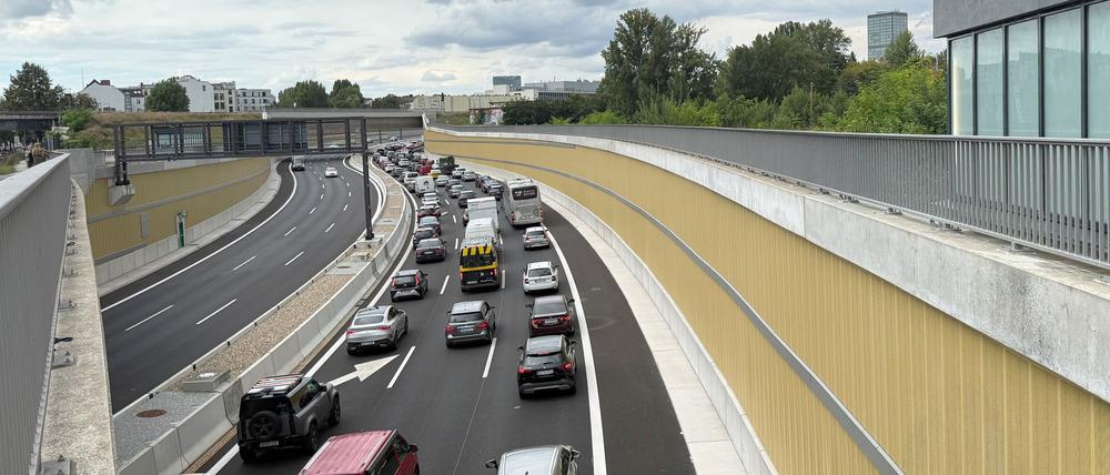 Seit einer Woche ist der neue Abschnitt der A100 eröffnet - seither herrscht Chaos. (Archivbild)