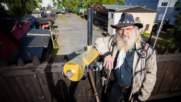 Ralf Keber, erster Vorsitzender des Vereins der Westernstadt und Bürgermeister von Old Texas Town, steht auf dem Eingangsportal vor der Westernstadt Old Texas Town in Berlin-Spandau. 