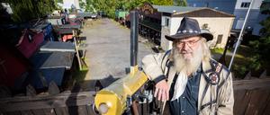 Ralf Keber, erster Vorsitzender des Vereins der Westernstadt und Bürgermeister von Old Texas Town, steht auf dem Eingangsportal vor der Westernstadt Old Texas Town in Berlin-Spandau. 