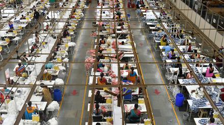 Bekleidungsarbeiter nähen Hemden in einer Textilfabrik von Texport Industries in der Stadt Hindupur im südindischen Bundesstaat.