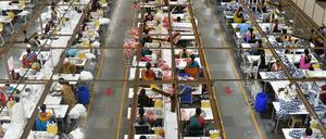 Bekleidungsarbeiter nähen Hemden in einer Textilfabrik von Texport Industries in der Stadt Hindupur im südindischen Bundesstaat.
