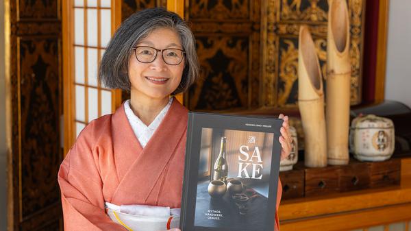Sake-Erzählerin: Joshiko Ueno-Müller mit ihrem Buch „Sake. Mythos, Handwerk, Genuss“.