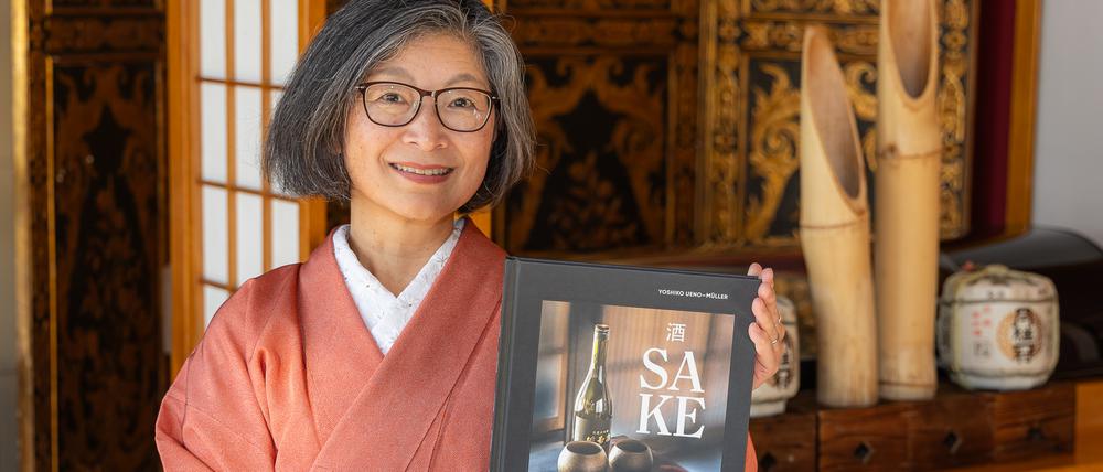 Sake-Erzählerin: Joshiko Ueno-Müller mit ihrem Buch „Sake. Mythos, Handwerk, Genuss“.