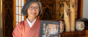Sake-Erzählerin: Joshiko Ueno-Müller mit ihrem Buch „Sake. Mythos, Handwerk, Genuss“.