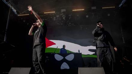 Die nordirische Hip-Hop-Band Kneecap vor ein paar Tagen auf der Bühne des „Rock en Seine“-Festivals in Saint-Cloud nahe Paris. 